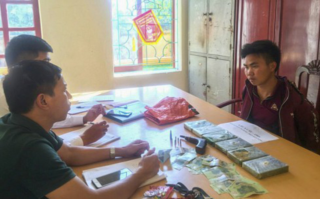 2 đối tượng mang 6 bánh heroin và súng đã lên đạn sa lưới ở Điện Biên