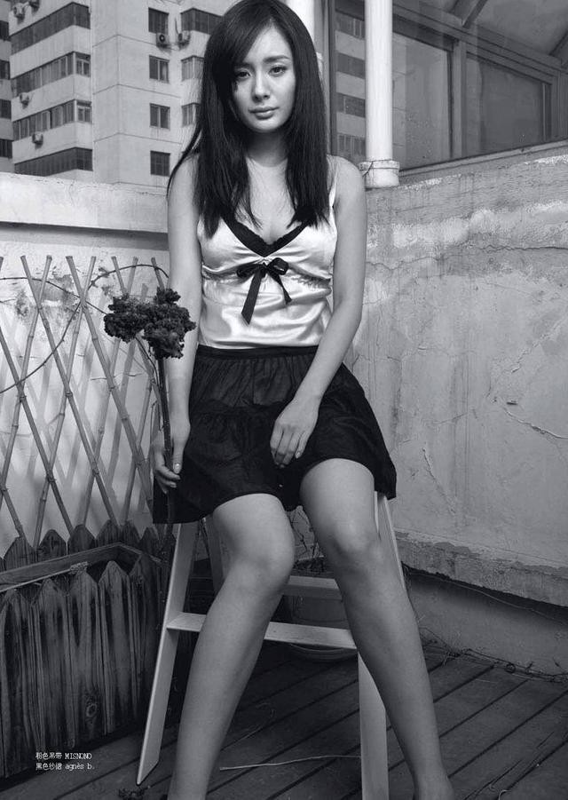 Loạt ảnh sexy đến đỏ mặt của Dương Mịch thuở chưa lấy chồng: Quá gợi cảm hay phản cảm?