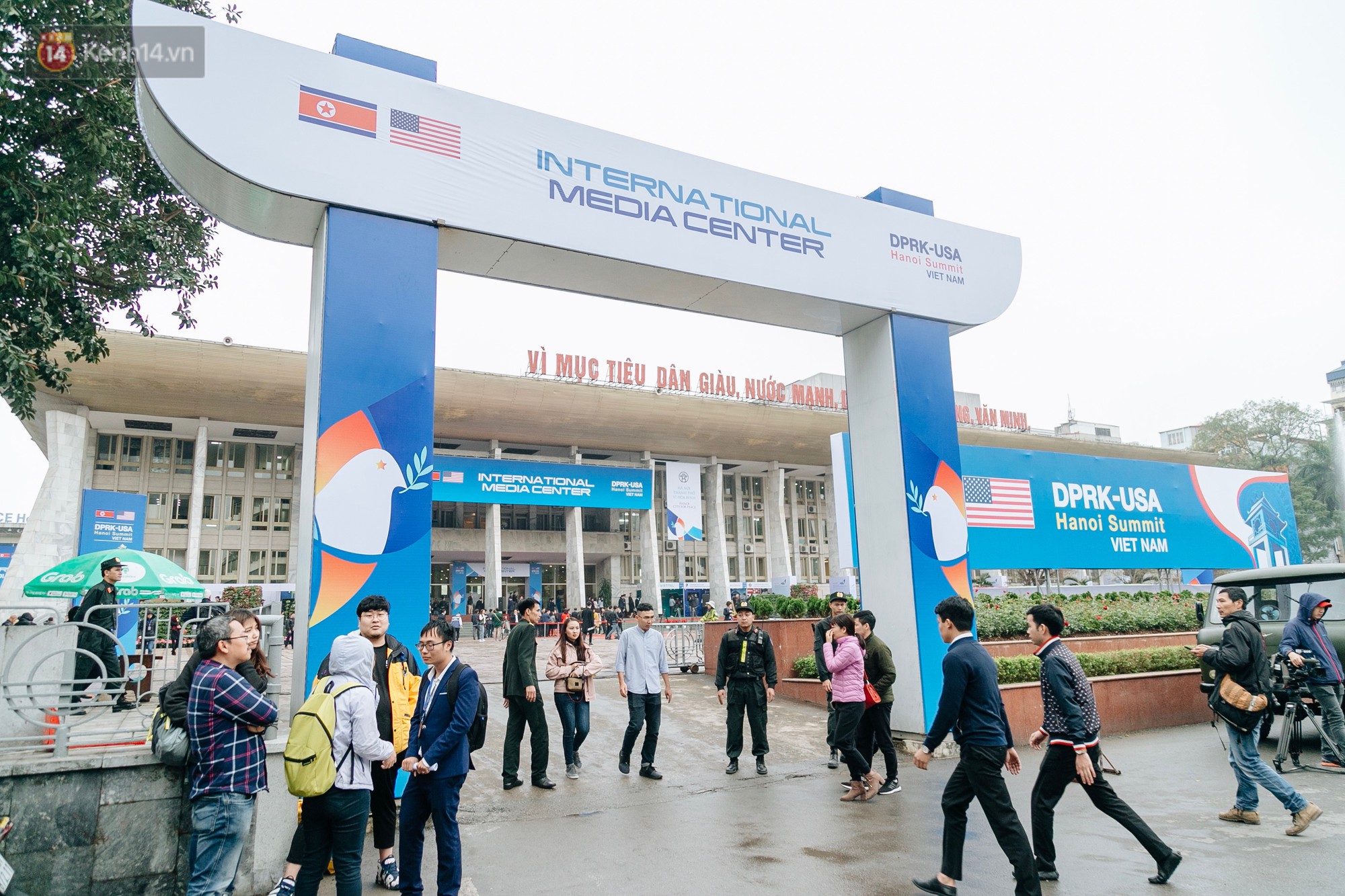 Công nhân Hà Nội làm việc xuyên đêm trước hội nghị thượng đỉnh giữa Tổng thống Donald Trump và nhà lãnh đạo Kim Jong-un