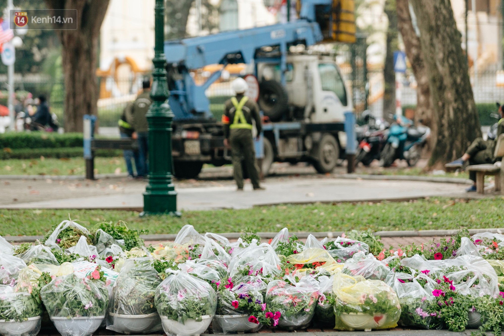 Công nhân Hà Nội làm việc xuyên đêm trước hội nghị thượng đỉnh giữa Tổng thống Donald Trump và nhà lãnh đạo Kim Jong-un