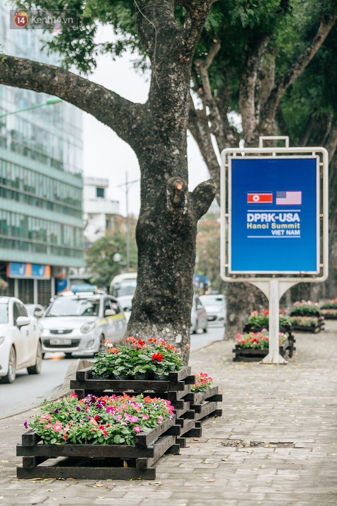 Công nhân Hà Nội làm việc xuyên đêm trước hội nghị thượng đỉnh giữa Tổng thống Donald Trump và nhà lãnh đạo Kim Jong-un