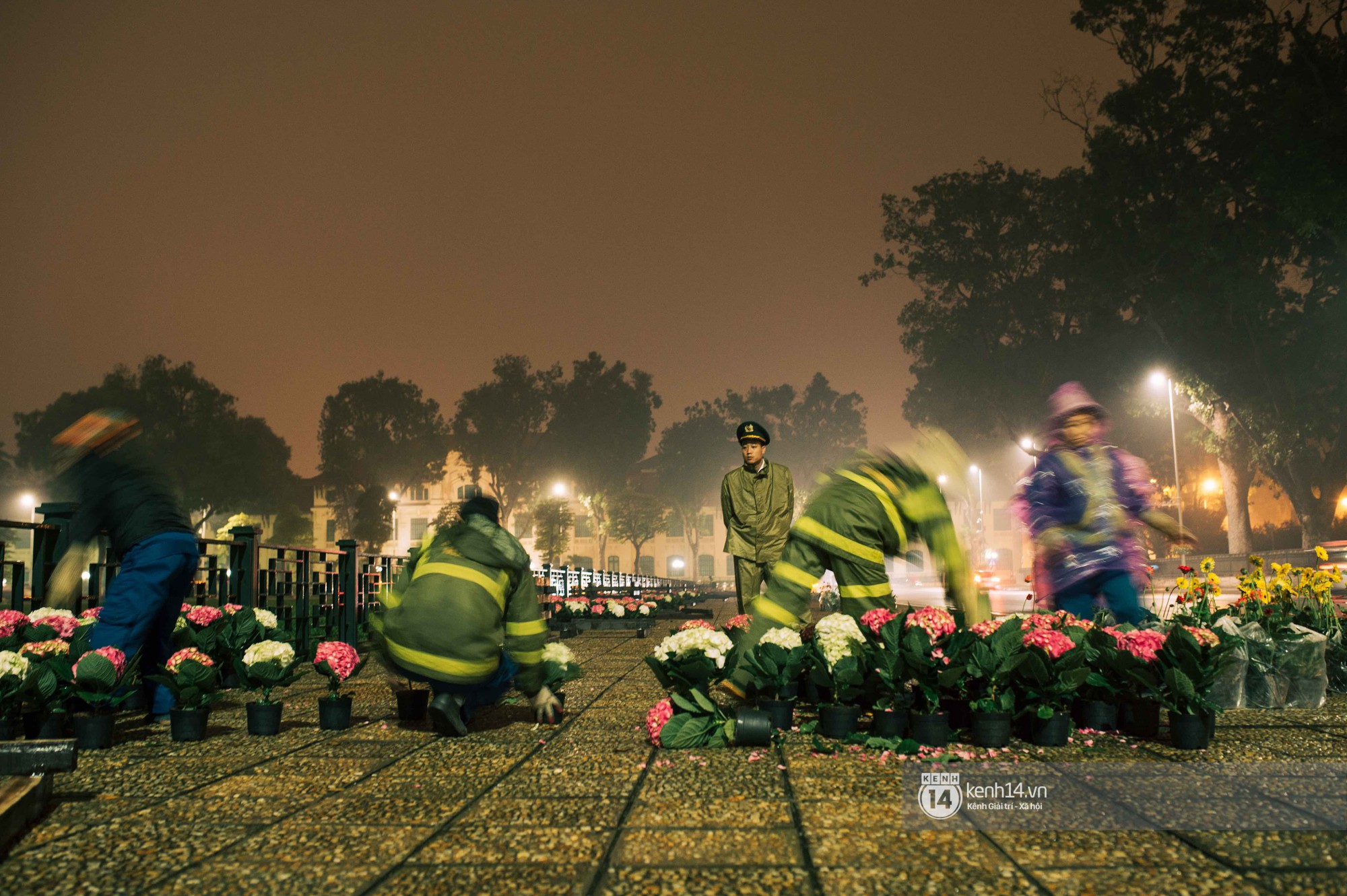 Công nhân Hà Nội làm việc xuyên đêm trước hội nghị thượng đỉnh giữa Tổng thống Donald Trump và nhà lãnh đạo Kim Jong-un