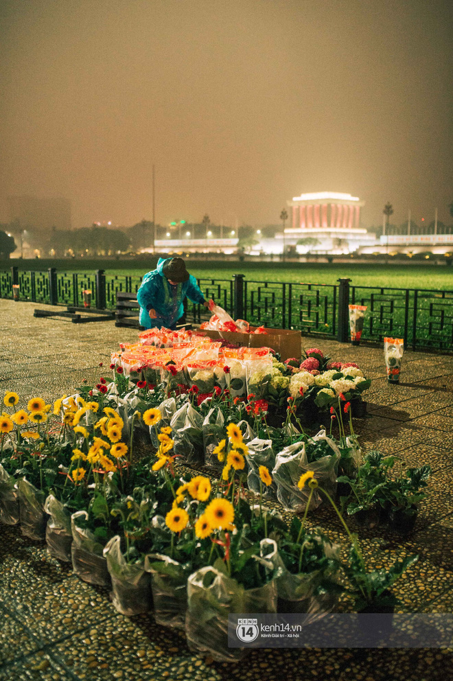 Công nhân Hà Nội làm việc xuyên đêm trước hội nghị thượng đỉnh giữa Tổng thống Donald Trump và nhà lãnh đạo Kim Jong-un