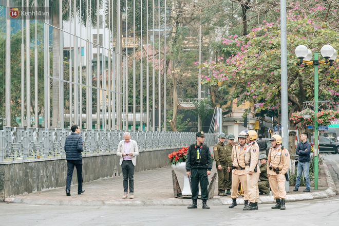 Công nhân Hà Nội làm việc xuyên đêm trước hội nghị thượng đỉnh giữa Tổng thống Donald Trump và nhà lãnh đạo Kim Jong-un