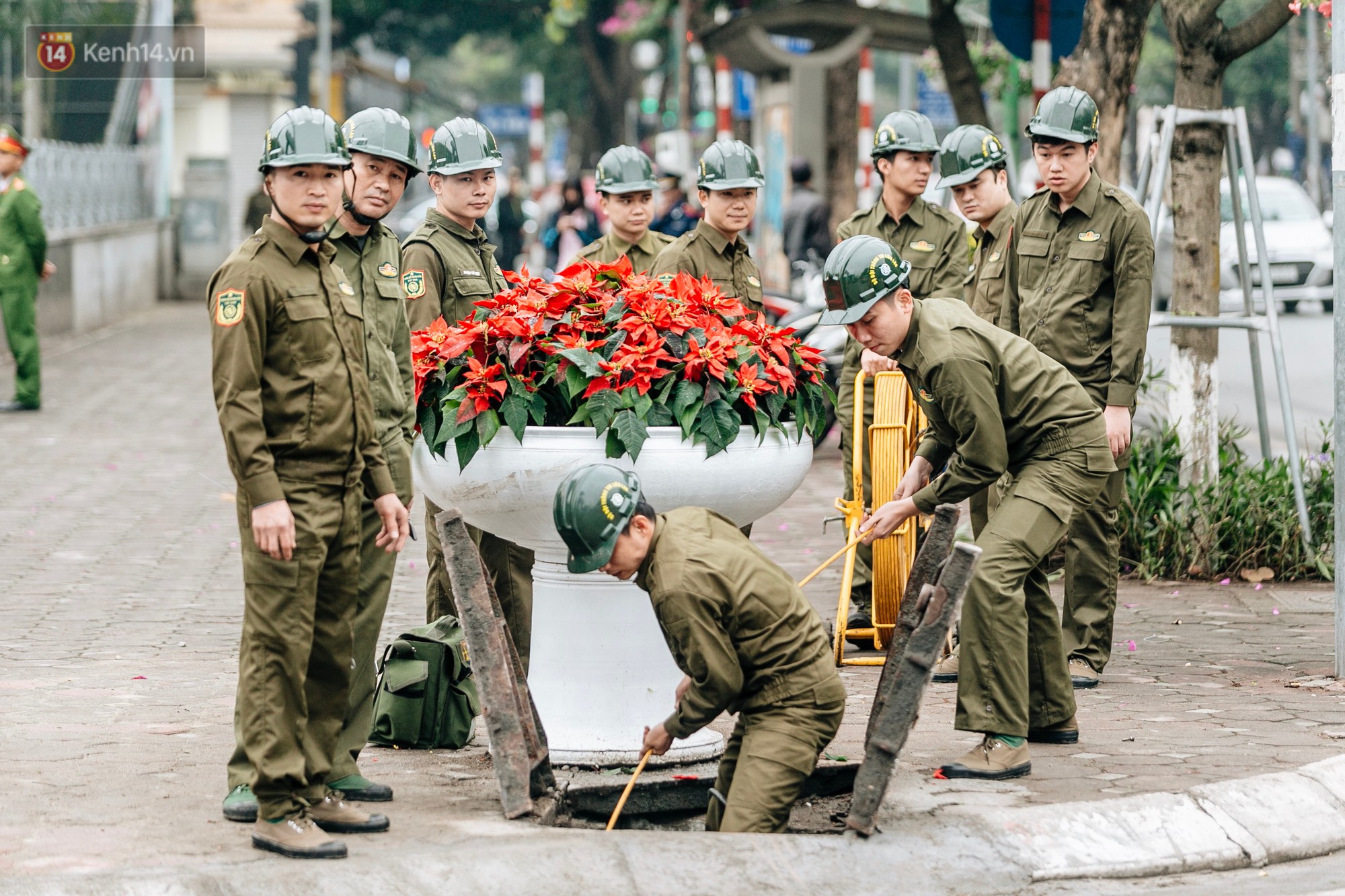 Công nhân Hà Nội làm việc xuyên đêm trước hội nghị thượng đỉnh giữa Tổng thống Donald Trump và nhà lãnh đạo Kim Jong-un
