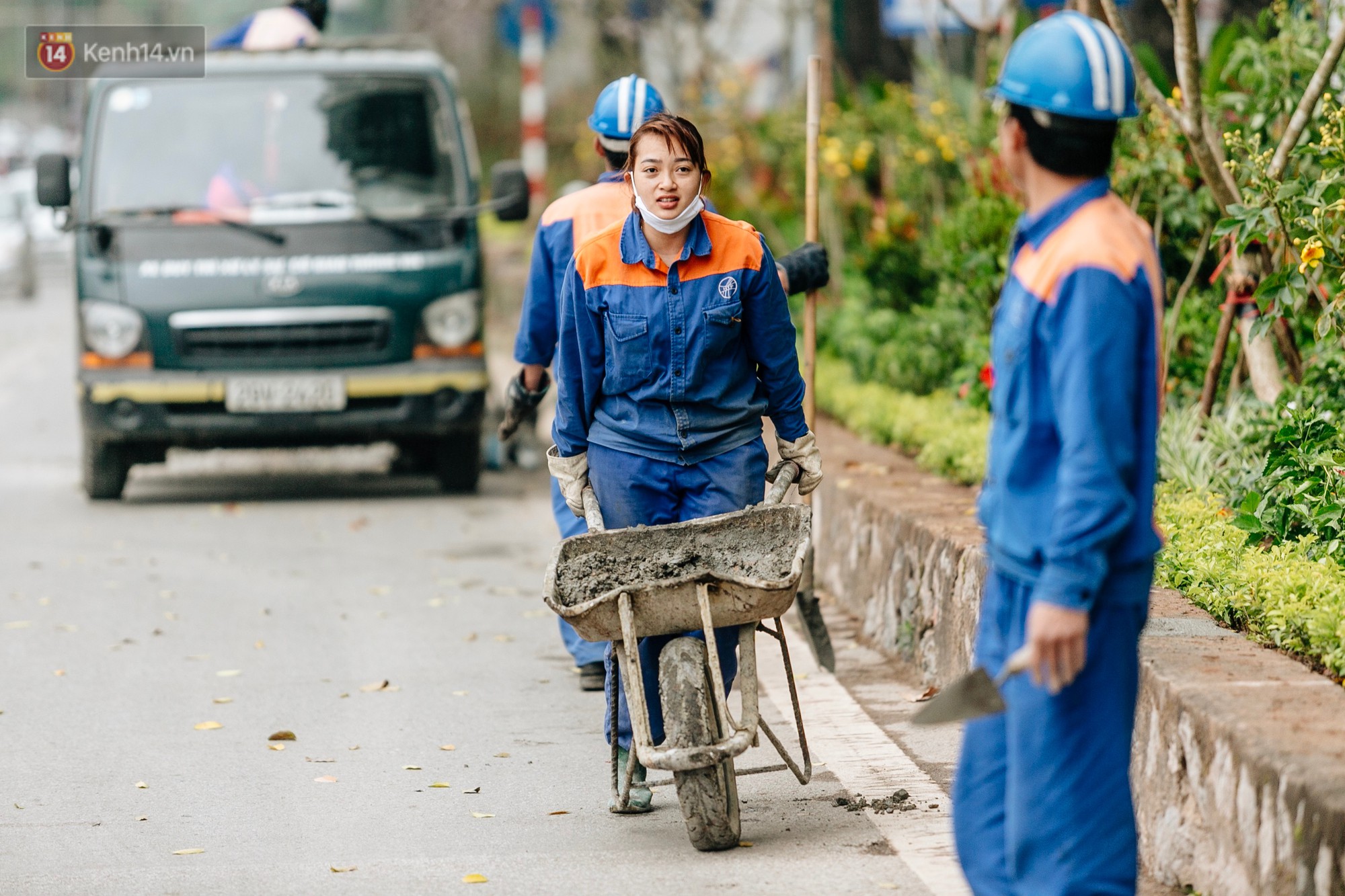 Công nhân Hà Nội làm việc xuyên đêm trước hội nghị thượng đỉnh giữa Tổng thống Donald Trump và nhà lãnh đạo Kim Jong-un