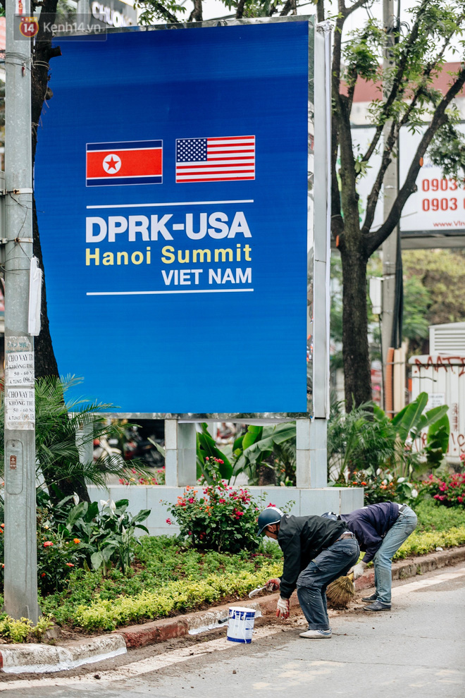 Công nhân Hà Nội làm việc xuyên đêm trước hội nghị thượng đỉnh giữa Tổng thống Donald Trump và nhà lãnh đạo Kim Jong-un