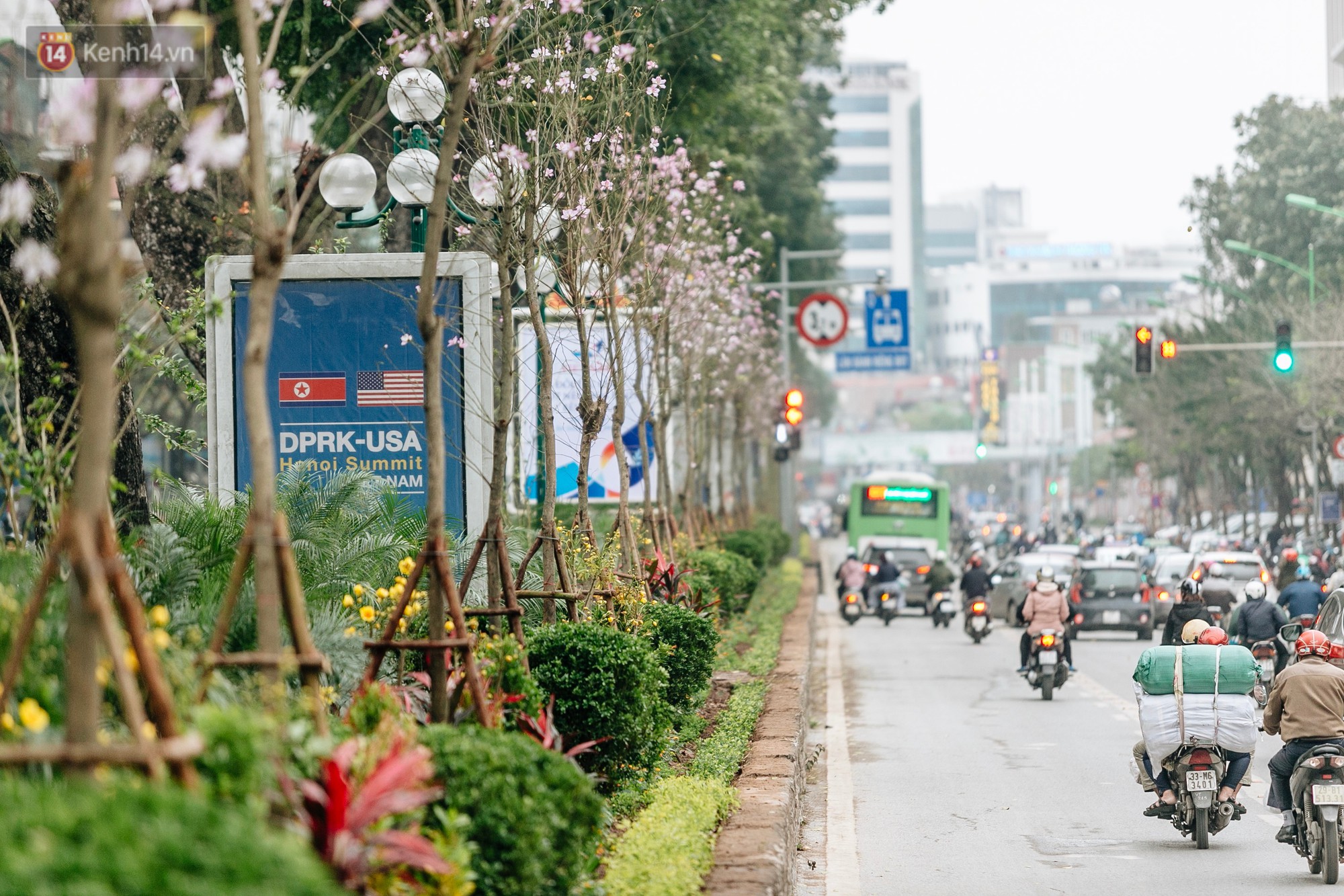 Công nhân Hà Nội làm việc xuyên đêm trước hội nghị thượng đỉnh giữa Tổng thống Donald Trump và nhà lãnh đạo Kim Jong-un