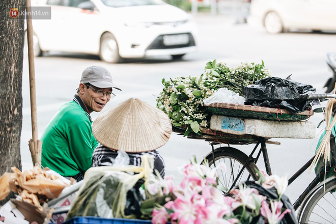 Hoa bưởi tháng 2 theo gió xuống phố Hà Nội, giá lên đến 300.000 đồng/kg vẫn cháy hàng