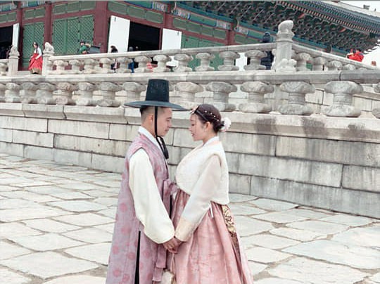 Sau khi kết hôn với thiếu gia tàu biển, cuộc sống của tiểu thư Nam Định sống trong lâu đài bây giờ ra sao?