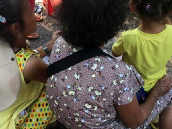 Bà bán vé số có trách nhiệm gì không khi vô tình gián tiếp khiến người cha đang chơi với con bị đâm chết?