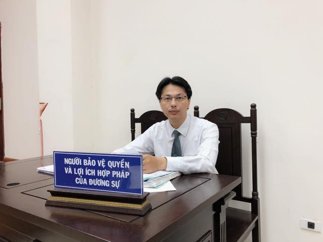 Bà bán vé số có trách nhiệm gì không khi vô tình gián tiếp khiến người cha đang chơi với con bị đâm chết?