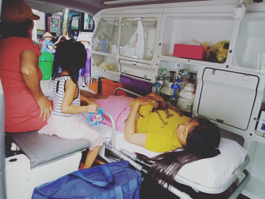 Nhân viên bán vé đỡ đẻ thành công... trong nhà vệ sinh Bến xe Miền Đông