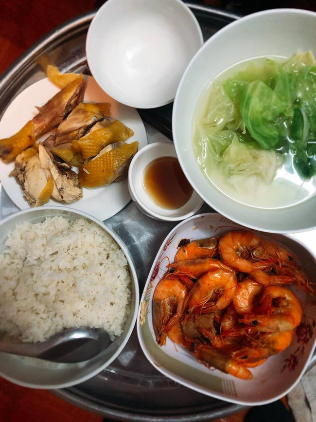 Nàng dâu khoe mâm cơm cữ cực ngon do mẹ chồng nấu, chị em xem xong lại hoảng hốt khuyên đừng ăn bát canh