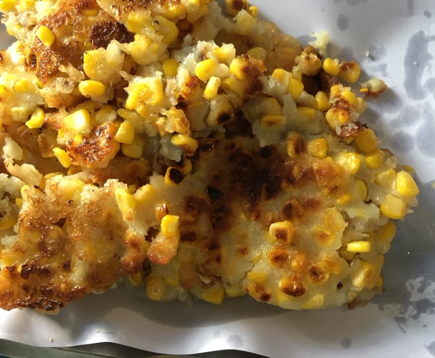 Học cách làm bánh ngô chiên trên mạng, cô nàng nhận về kết quả thê thảm, còn dân tình lại được giải trí cuối tuần