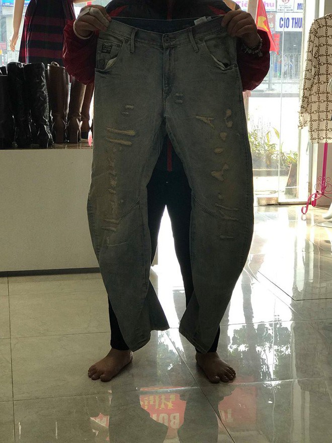 Lỡ miệng miêu tả chồng chân vòng kiềng với chủ shop, cô gái ngã ngửa khi nhận đồ về tay Lỡ miệng miêu tả chồng chân vòng kiềng với chủ shop, cô gái ngã ngửa khi nhận đồ về tay