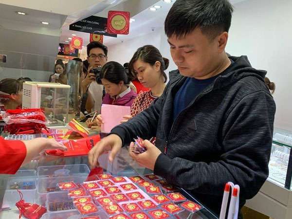 Giá vàng hôm nay 24/2: Giảm nhanh rồi đột ngột tăng mạnh