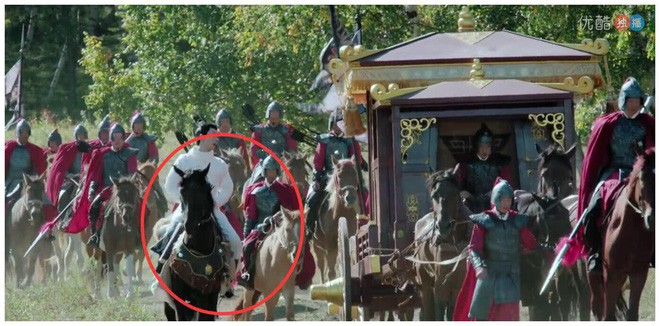 Bật cười với sạn phim Đông Cung: Từ quạt điện mini, điện thoại, cho đến mác quần đều xuất hiện!