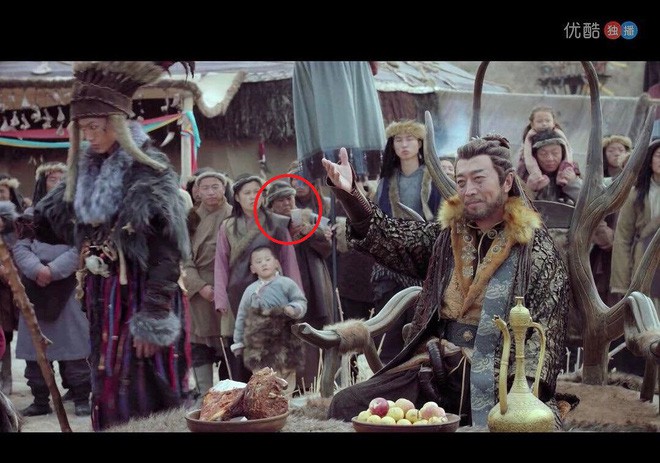 Bật cười với sạn phim Đông Cung: Từ quạt điện mini, điện thoại, cho đến mác quần đều xuất hiện!