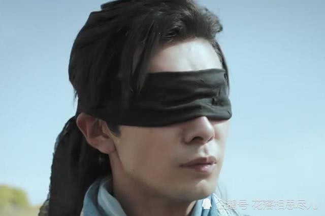 Bật cười với sạn phim Đông Cung: Từ quạt điện mini, điện thoại, cho đến mác quần đều xuất hiện!