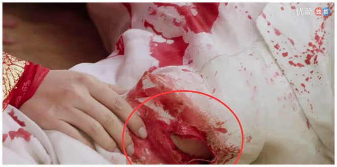 Bật cười với sạn phim Đông Cung: Từ quạt điện mini, điện thoại, cho đến mác quần đều xuất hiện!