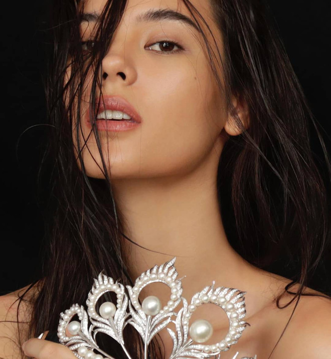 Sự cố hi hữu trong lịch sử Miss Universe: Đang diễu hành, Hoa hậu làm vỡ vương miện 6 tỉ Sự cố hi hữu trong lịch sử Miss Universe: Đang diễu hành, Hoa hậu làm vỡ vương miện 6 tỉ