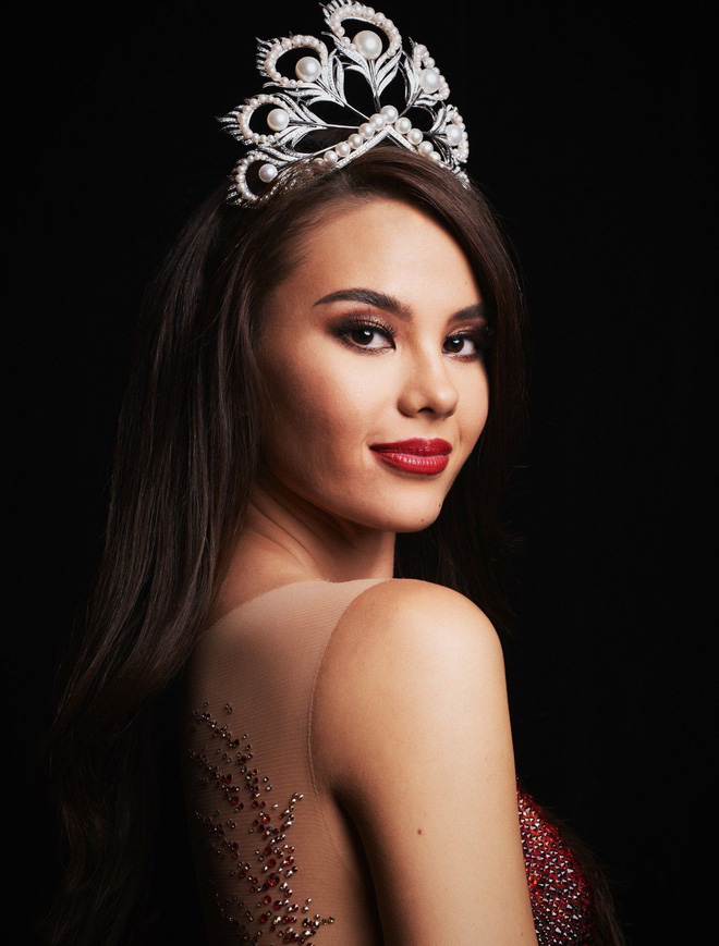 Sự cố hi hữu trong lịch sử Miss Universe: Đang diễu hành, Hoa hậu làm vỡ vương miện 6 tỉ Sự cố hi hữu trong lịch sử Miss Universe: Đang diễu hành, Hoa hậu làm vỡ vương miện 6 tỉ