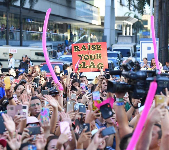 Sự cố hi hữu trong lịch sử Miss Universe: Đang diễu hành, Hoa hậu làm vỡ vương miện 6 tỉ Sự cố hi hữu trong lịch sử Miss Universe: Đang diễu hành, Hoa hậu làm vỡ vương miện 6 tỉ