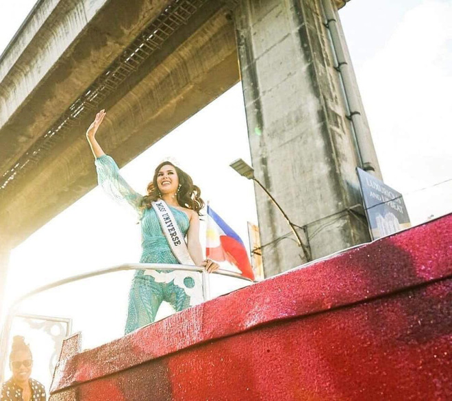 Sự cố hi hữu trong lịch sử Miss Universe: Đang diễu hành, Hoa hậu làm vỡ vương miện 6 tỉ Sự cố hi hữu trong lịch sử Miss Universe: Đang diễu hành, Hoa hậu làm vỡ vương miện 6 tỉ