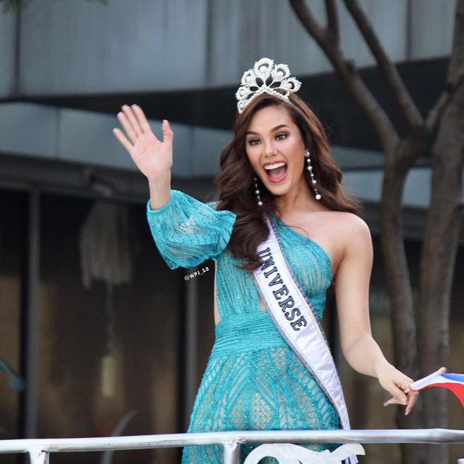 Sự cố hi hữu trong lịch sử Miss Universe: Đang diễu hành, Hoa hậu làm vỡ vương miện 6 tỉ Sự cố hi hữu trong lịch sử Miss Universe: Đang diễu hành, Hoa hậu làm vỡ vương miện 6 tỉ