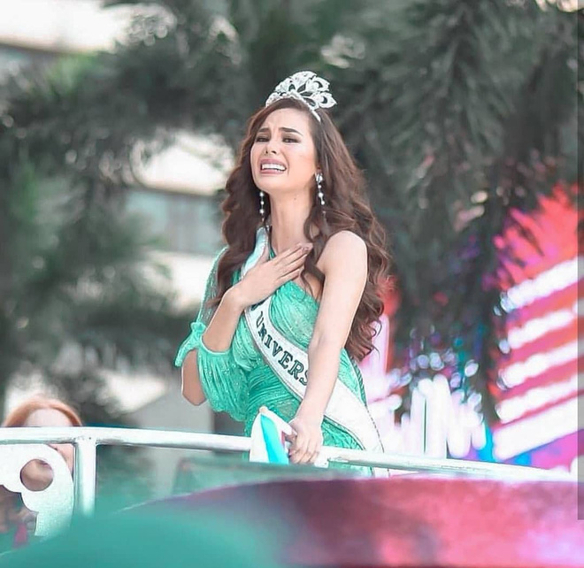 Sự cố hi hữu trong lịch sử Miss Universe: Đang diễu hành, Hoa hậu làm vỡ vương miện 6 tỉ Sự cố hi hữu trong lịch sử Miss Universe: Đang diễu hành, Hoa hậu làm vỡ vương miện 6 tỉ