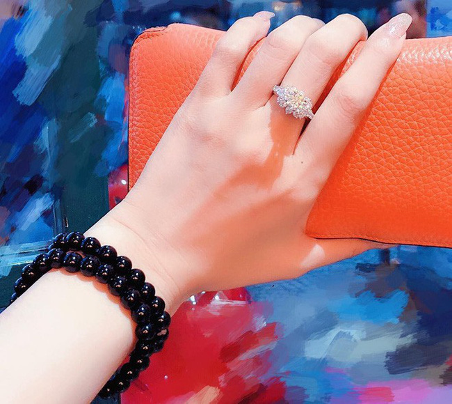 Kỳ kèo mặc cả tiền trợ cấp cho con từ 5 triệu xuống 3 triệu nhưng Lâm Vinh Hải lại hào phóng tặng Linh Chi nhà tiền tỷ, kim cương trăm triệu