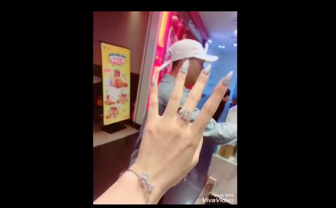 Kỳ kèo mặc cả tiền trợ cấp cho con từ 5 triệu xuống 3 triệu nhưng Lâm Vinh Hải lại hào phóng tặng Linh Chi nhà tiền tỷ, kim cương trăm triệu