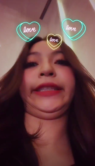 Cuối tuần đang yên ả, bạn gái Quang Hải đăng story thử váy cưới khuấy động Instagram