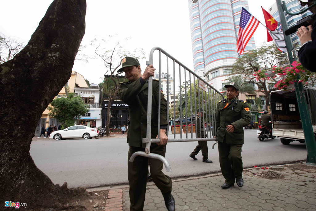 Dựng hàng rào an ninh hai lớp quanh khách sạn có đoàn Triều Tiên