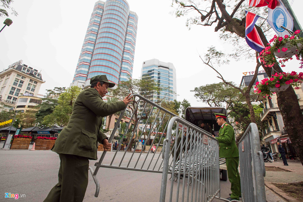 Dựng hàng rào an ninh hai lớp quanh khách sạn có đoàn Triều Tiên