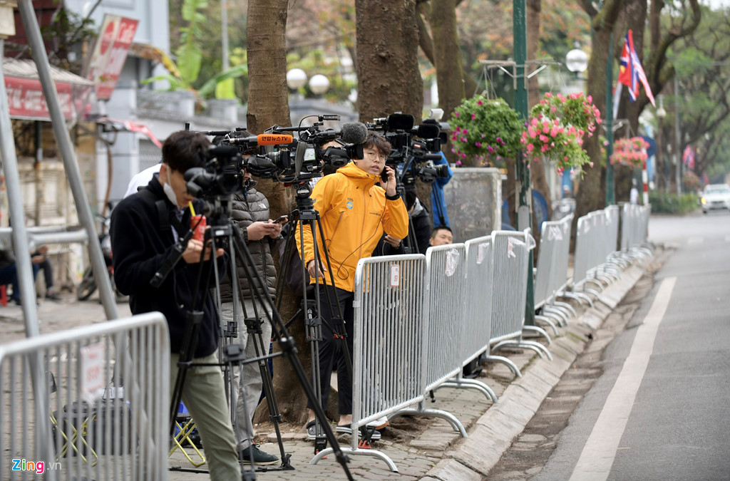 Dựng hàng rào an ninh hai lớp quanh khách sạn có đoàn Triều Tiên