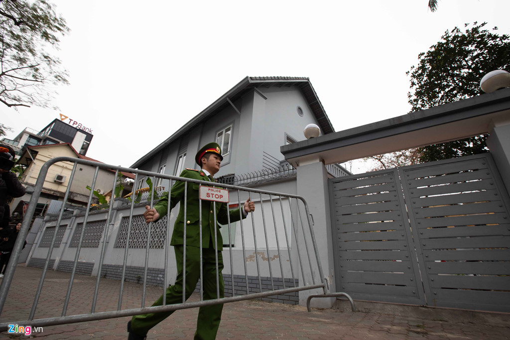 Dựng hàng rào an ninh hai lớp quanh khách sạn có đoàn Triều Tiên