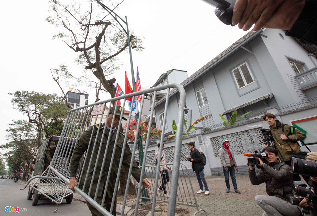 Dựng hàng rào an ninh hai lớp quanh khách sạn có đoàn Triều Tiên