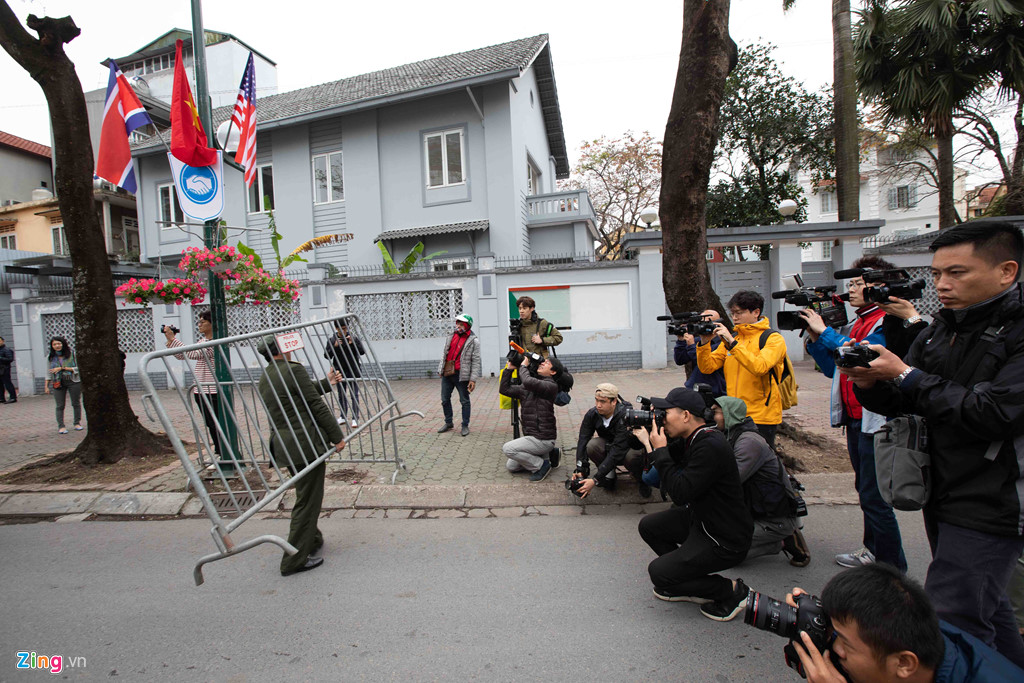 Dựng hàng rào an ninh hai lớp quanh khách sạn có đoàn Triều Tiên