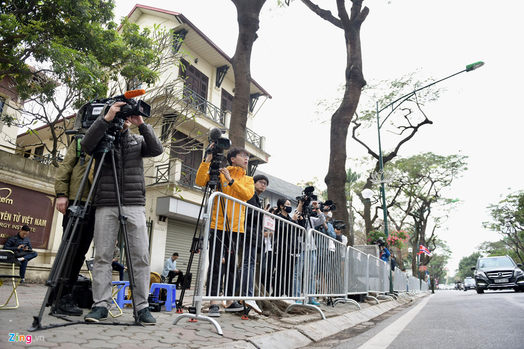 Dựng hàng rào an ninh hai lớp quanh khách sạn có đoàn Triều Tiên