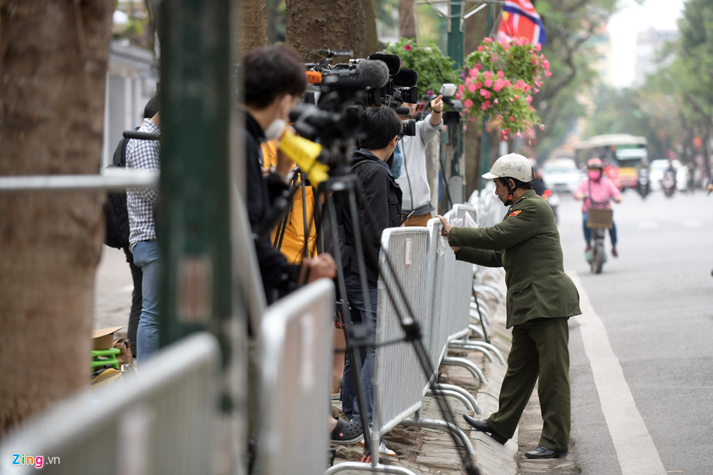 Dựng hàng rào an ninh hai lớp quanh khách sạn có đoàn Triều Tiên
