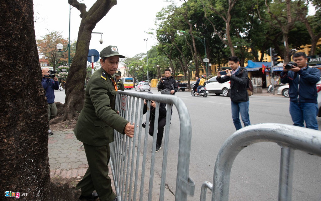 Dựng hàng rào an ninh hai lớp quanh khách sạn có đoàn Triều Tiên