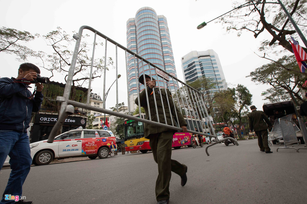 Dựng hàng rào an ninh hai lớp quanh khách sạn có đoàn Triều Tiên