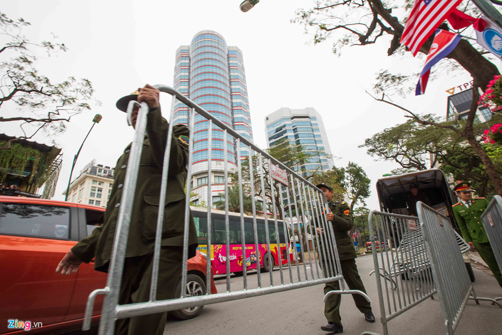 Dựng hàng rào an ninh hai lớp quanh khách sạn có đoàn Triều Tiên
