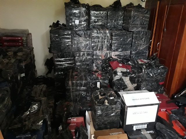 Tạm giữ lô hàng gần 1.200 chai rượu ngoại nhập lậu