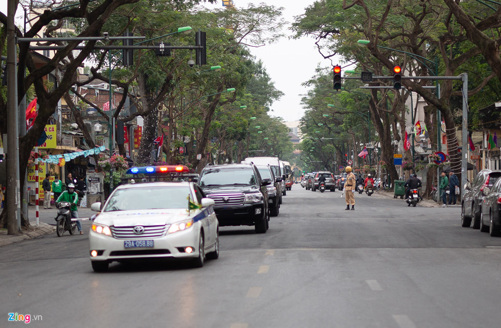 Báo chí bao vây đoàn tháp tùng ông Kim Jong Un tại khách sạn Melia
