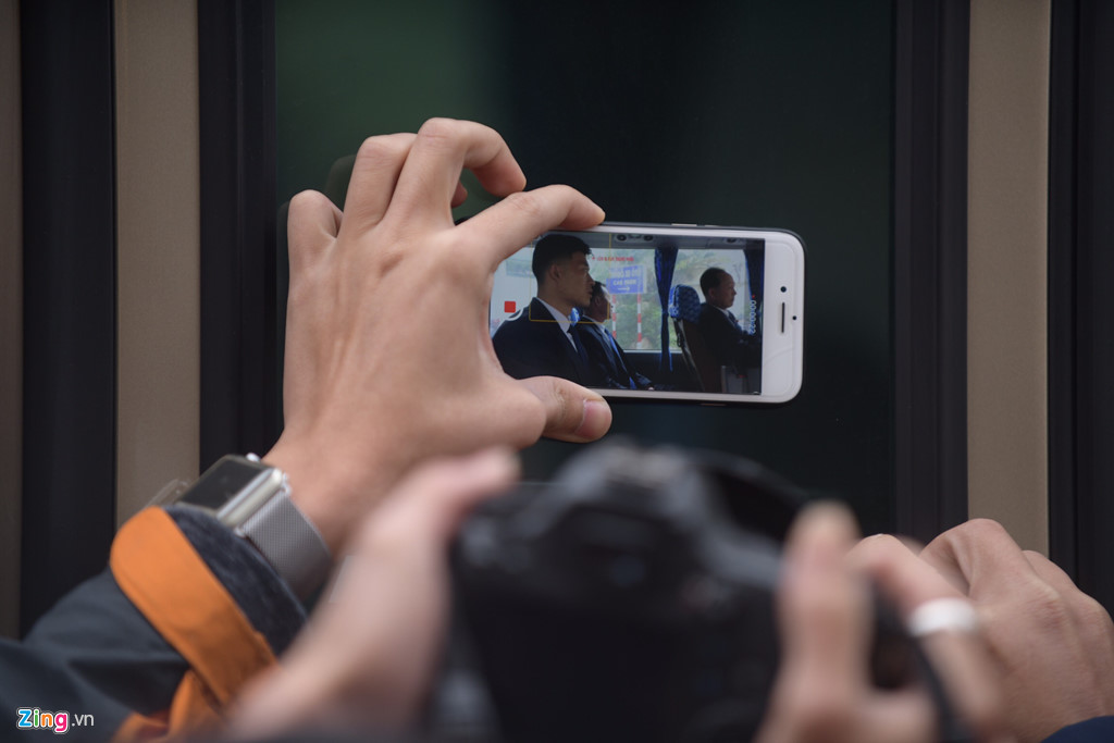 Báo chí bao vây đoàn tháp tùng ông Kim Jong Un tại khách sạn Melia