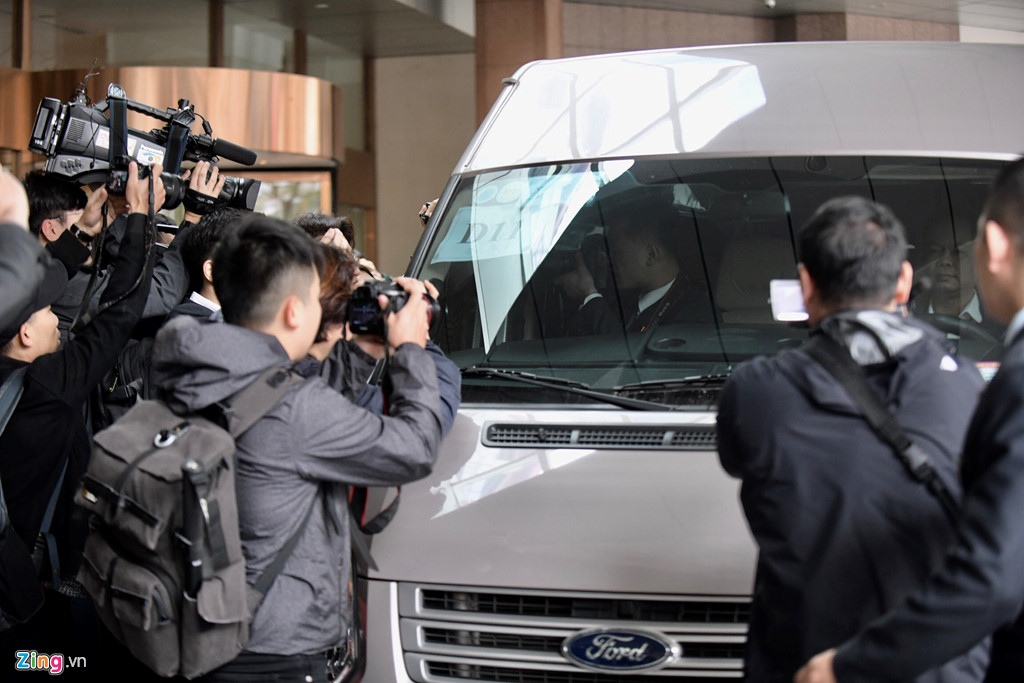 Báo chí bao vây đoàn tháp tùng ông Kim Jong Un tại khách sạn Melia