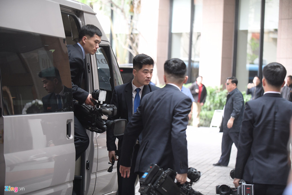 Báo chí bao vây đoàn tháp tùng ông Kim Jong Un tại khách sạn Melia